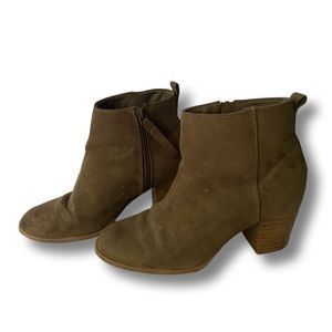 Brown heeled boots size 8 | perfect for fall